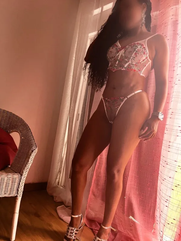 Bella meiga desinibid massag FotosReais