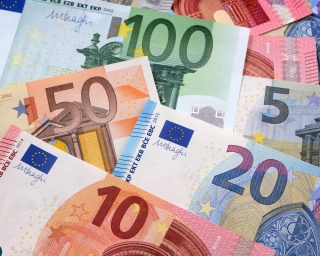 Procuro mulher para intimidades e ajudo com euros