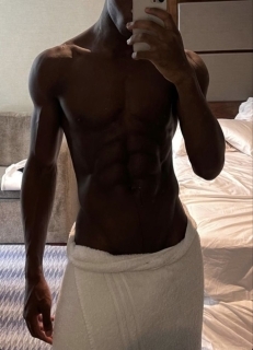 Africano dotado faz massagem tantrica a mulheres