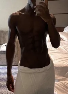 Africano dotado faz massagem tantrica a mulheres