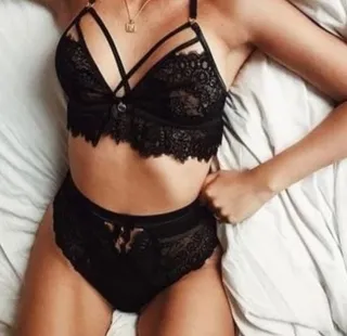 Corpo magro mas muito bonito ....perfeito 