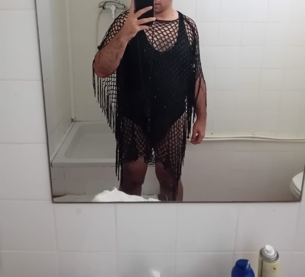 Homem que se veste de mulher quer ser acompanhante