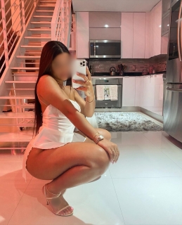 Jaque morena desinibida em espaço de luxo