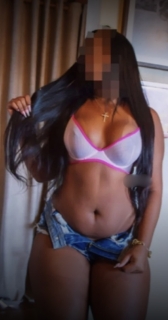 Morena elegante sedutora desinibida