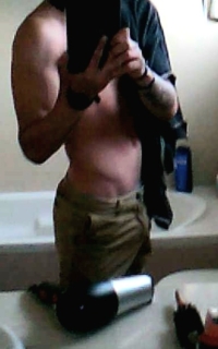 RAPAZ TATUADO CHEIO DE TESĀO